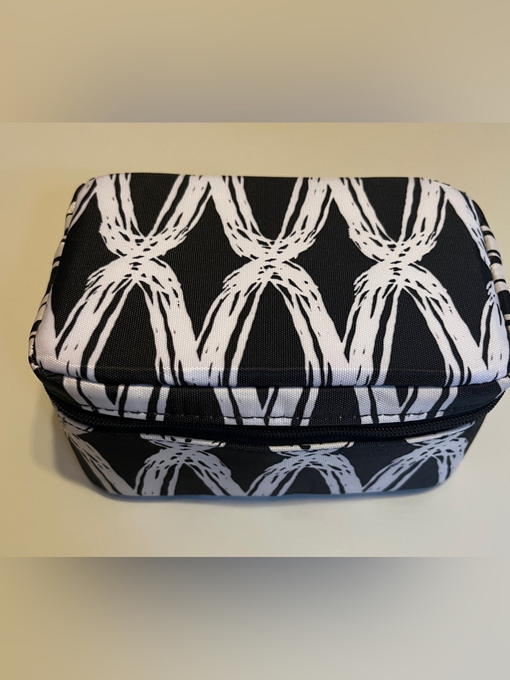 thirty-one Black and White Jewelry Travel Case